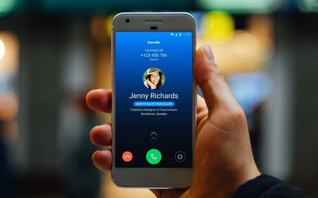 Image shows truecaller notifying an incoming call